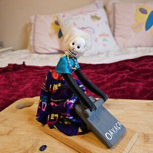 VINTAGE OAXACAN WASHER WOMAN PULL STRING SHE WASHES LAUNDRY